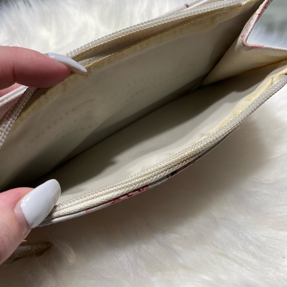 Guess flower wristlet - Picture 4 of 5